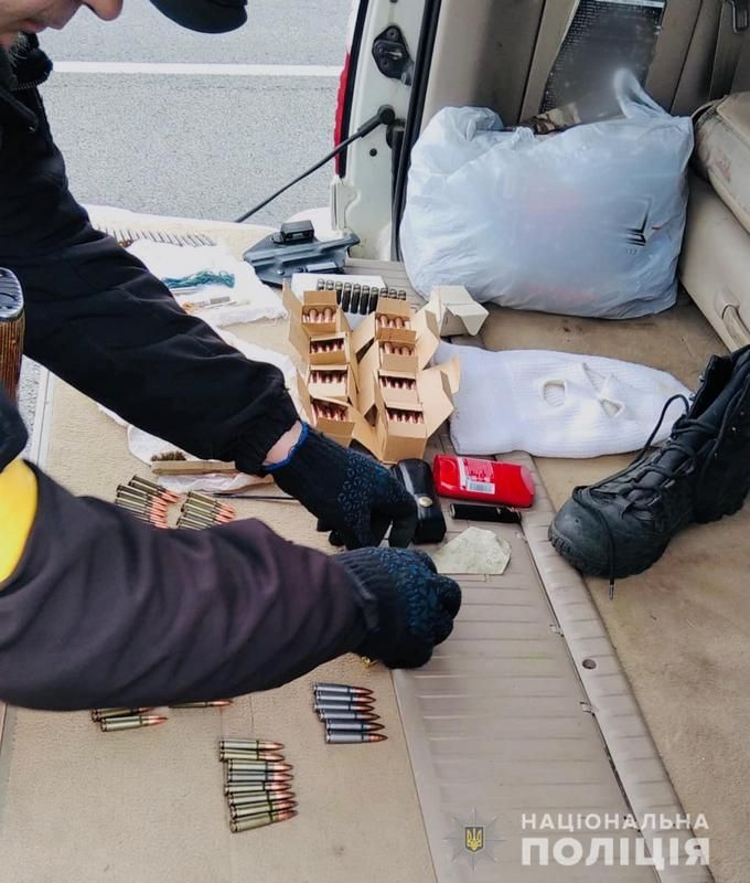 Біля Коломиї у водія Lexus вилучили арсенал зброї та боєприпасів 3