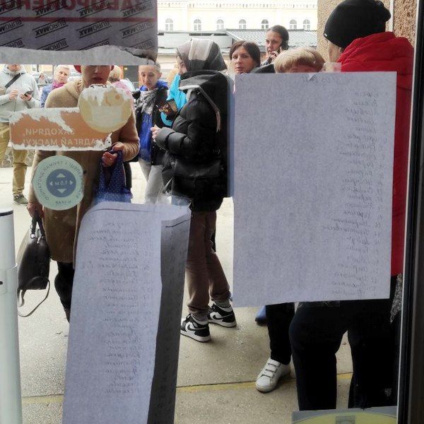 Без зайвого папірця ніяк? У Коломиї переселенці створюють список від руки на реєстрацію в ЦНАПі 1