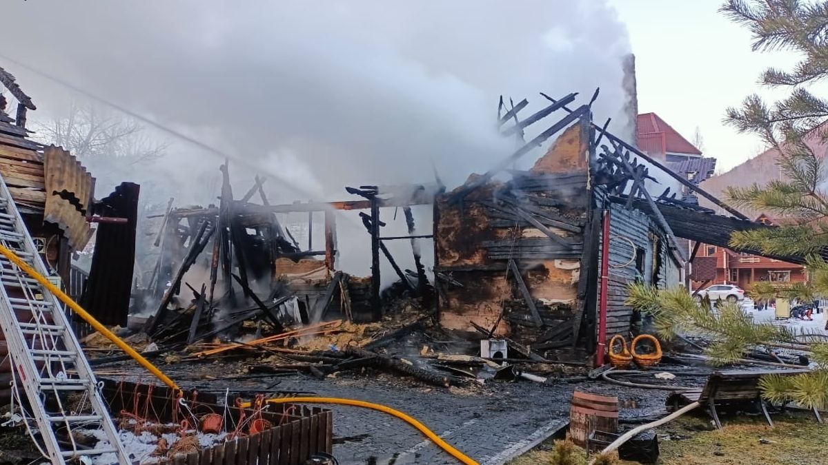 На Прикарпатті горів трьохповерховий котедж