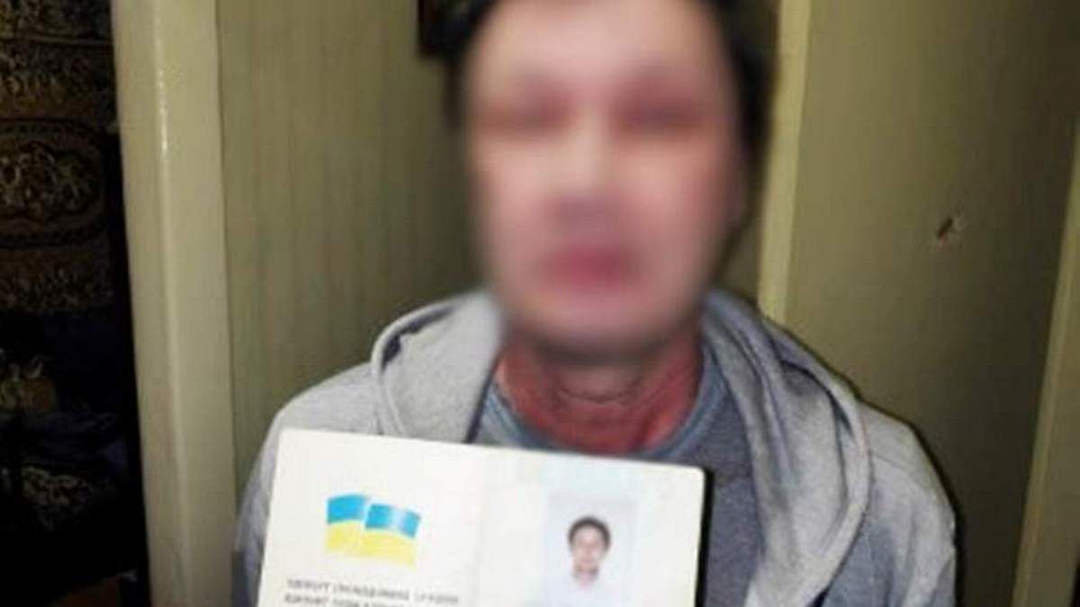 Вісім років тому переїхав до Франківська, а тепер вирішив заробити на мітках