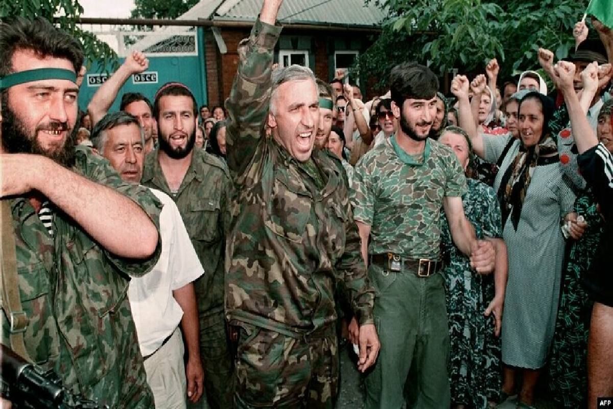 Чеченці на чолі з президентом Асланом Масхадовим тішаться перемозі над радянським військом