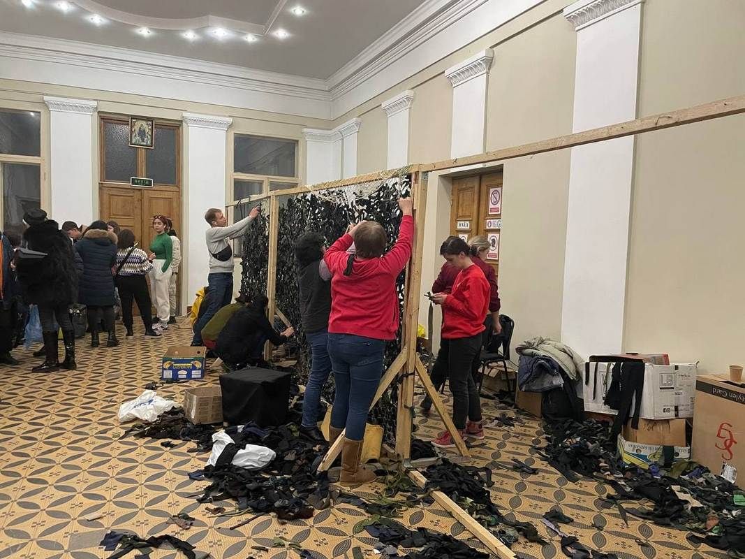 Допомагають чим можуть: у Народному домі кипить робота 3