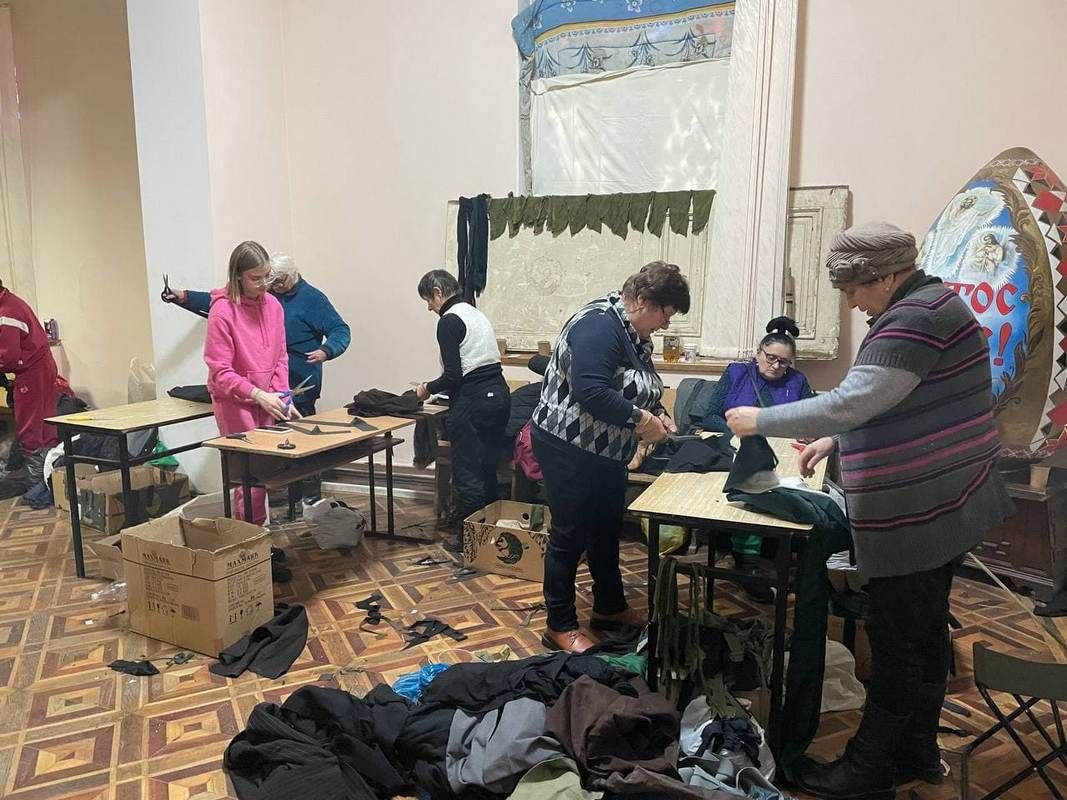 Допомагають чим можуть: у Народному домі кипить робота 2