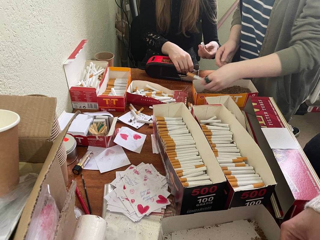 Допомагають чим можуть: у Народному домі кипить робота 4