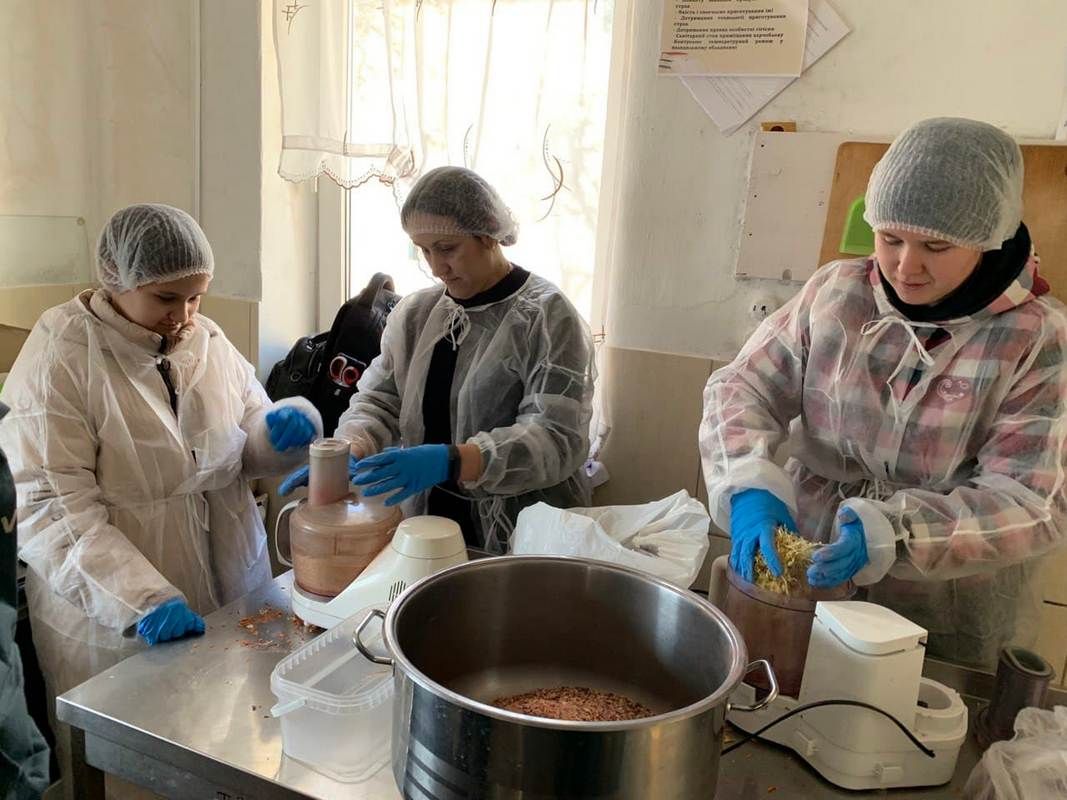 Ситий воїн - сильний воїн: у Коломиї готують "сухий" борщ для захисників 1