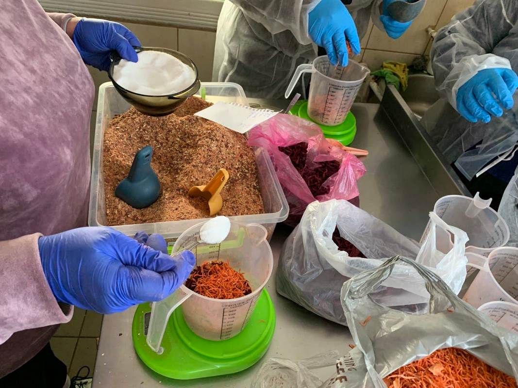 Ситий воїн - сильний воїн: у Коломиї готують "сухий" борщ для захисників 2