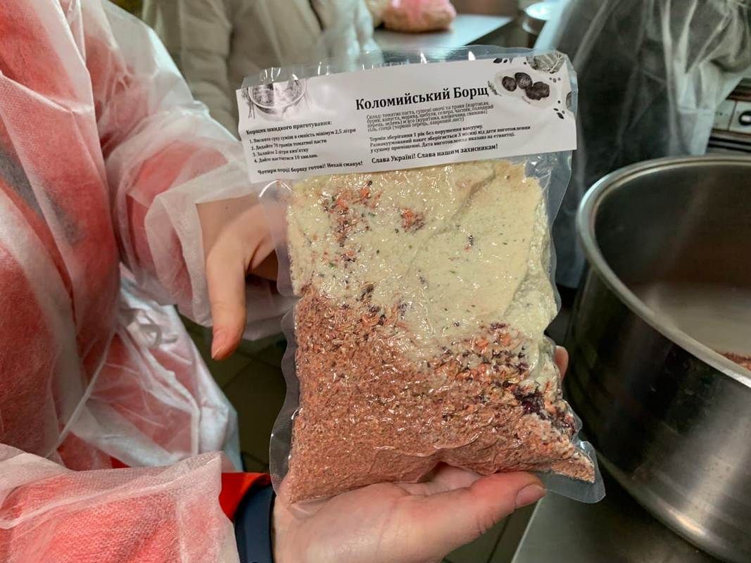 Ситий воїн - сильний воїн: у Коломиї готують "сухий" борщ для захисників 5