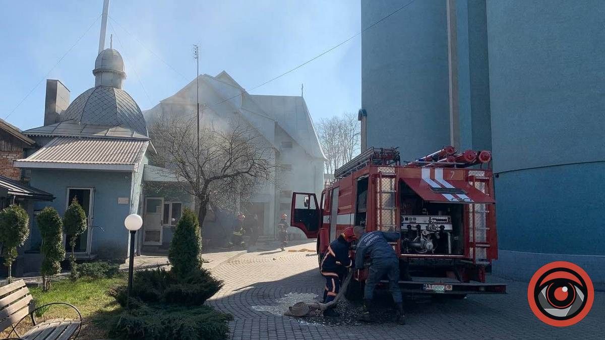 В середмісті Коломиї горіло приміщення на території церкви 2