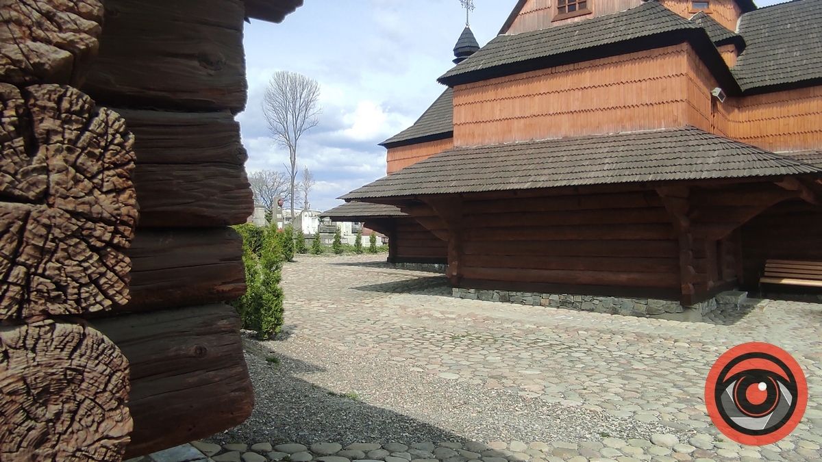 Мертві не скаржаться: фоторепортаж з Монастирка в Коломиї 13