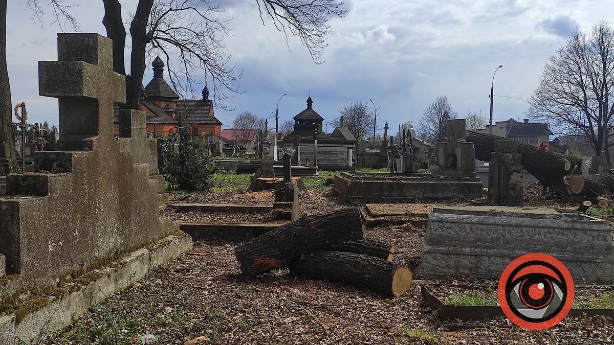 Мертві не скаржаться: фоторепортаж з Монастирка в Коломиї 18