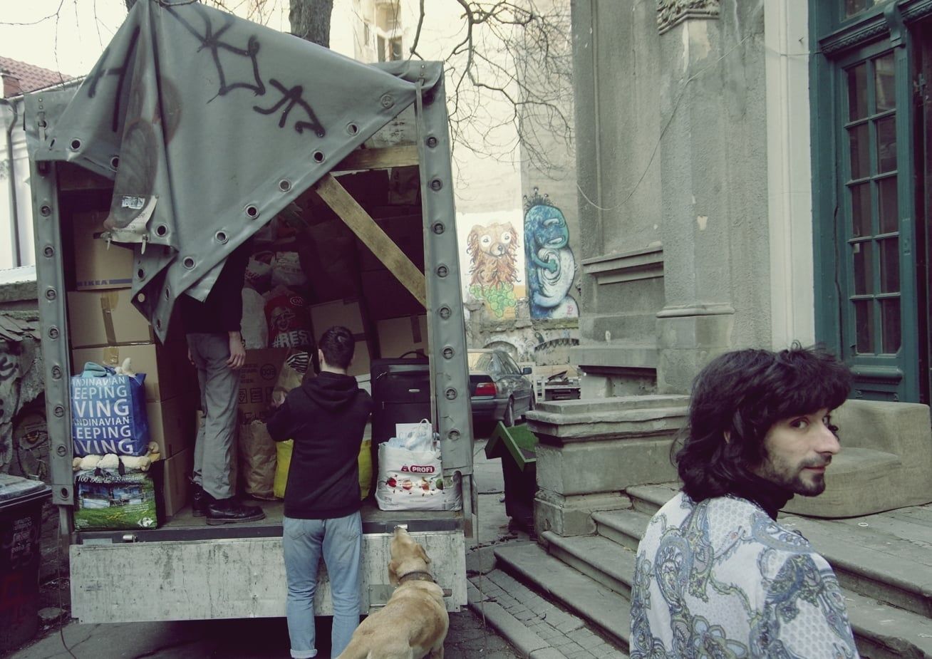 "Бомби і люди": митці Румунії протестують проти війни та збирають гуманітарну допомогу для України 3