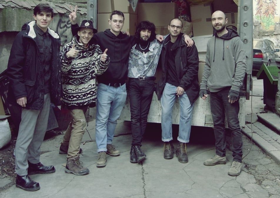 "Бомби і люди": митці Румунії протестують проти війни та збирають гуманітарну допомогу для України 2