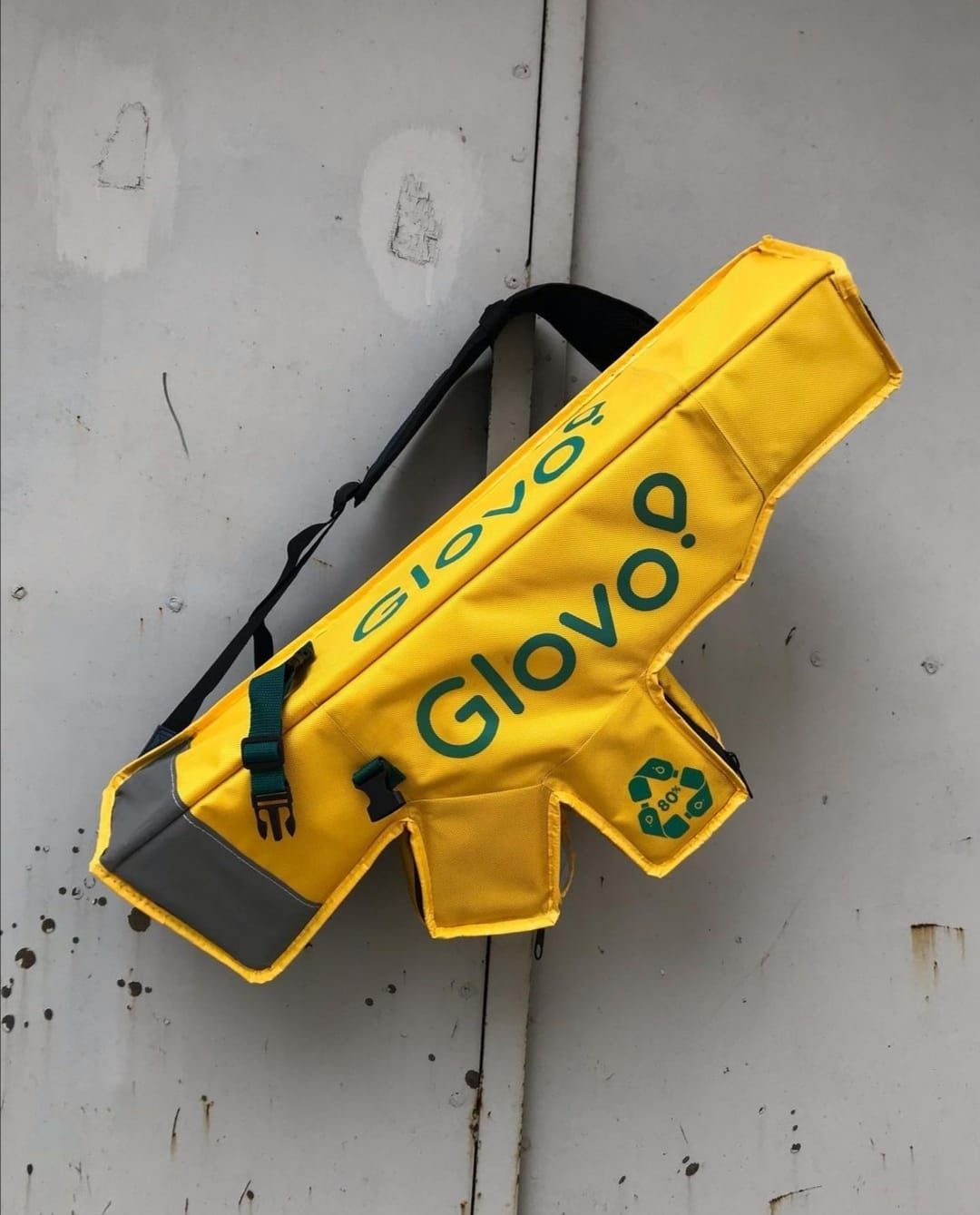 "Бомби і люди": митці Румунії протестують проти війни та збирають гуманітарну допомогу для України 4