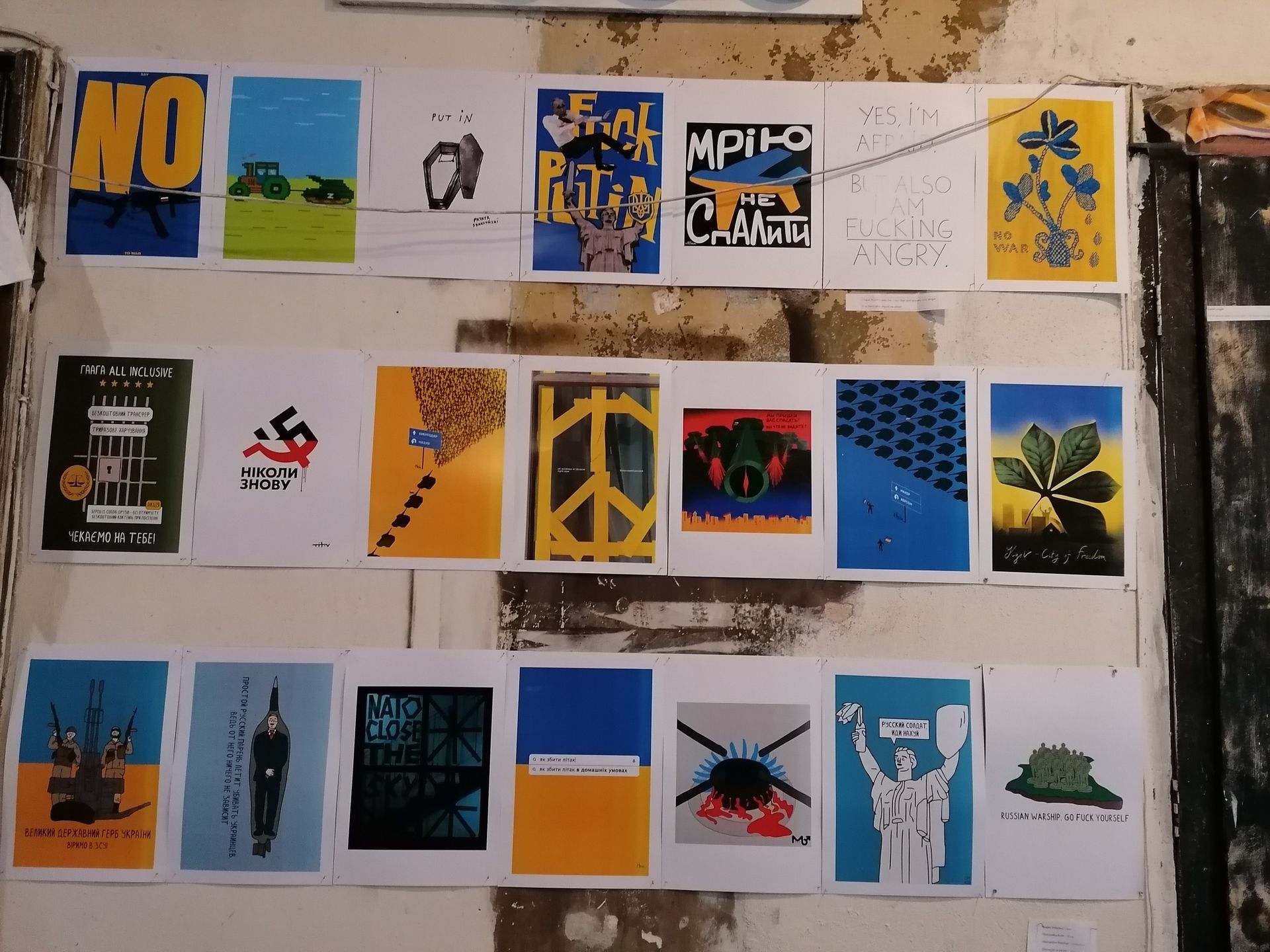 "Бомби і люди": митці Румунії протестують проти війни та збирають гуманітарну допомогу для України 7