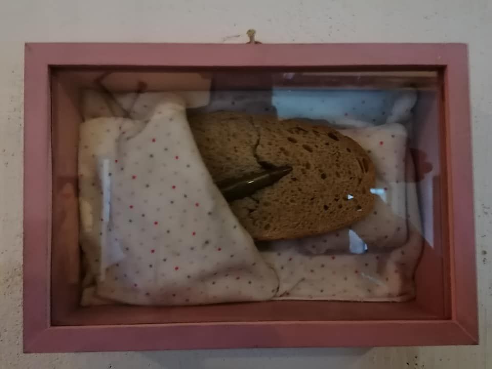 "Бомби і люди": митці Румунії протестують проти війни та збирають гуманітарну допомогу для України 8