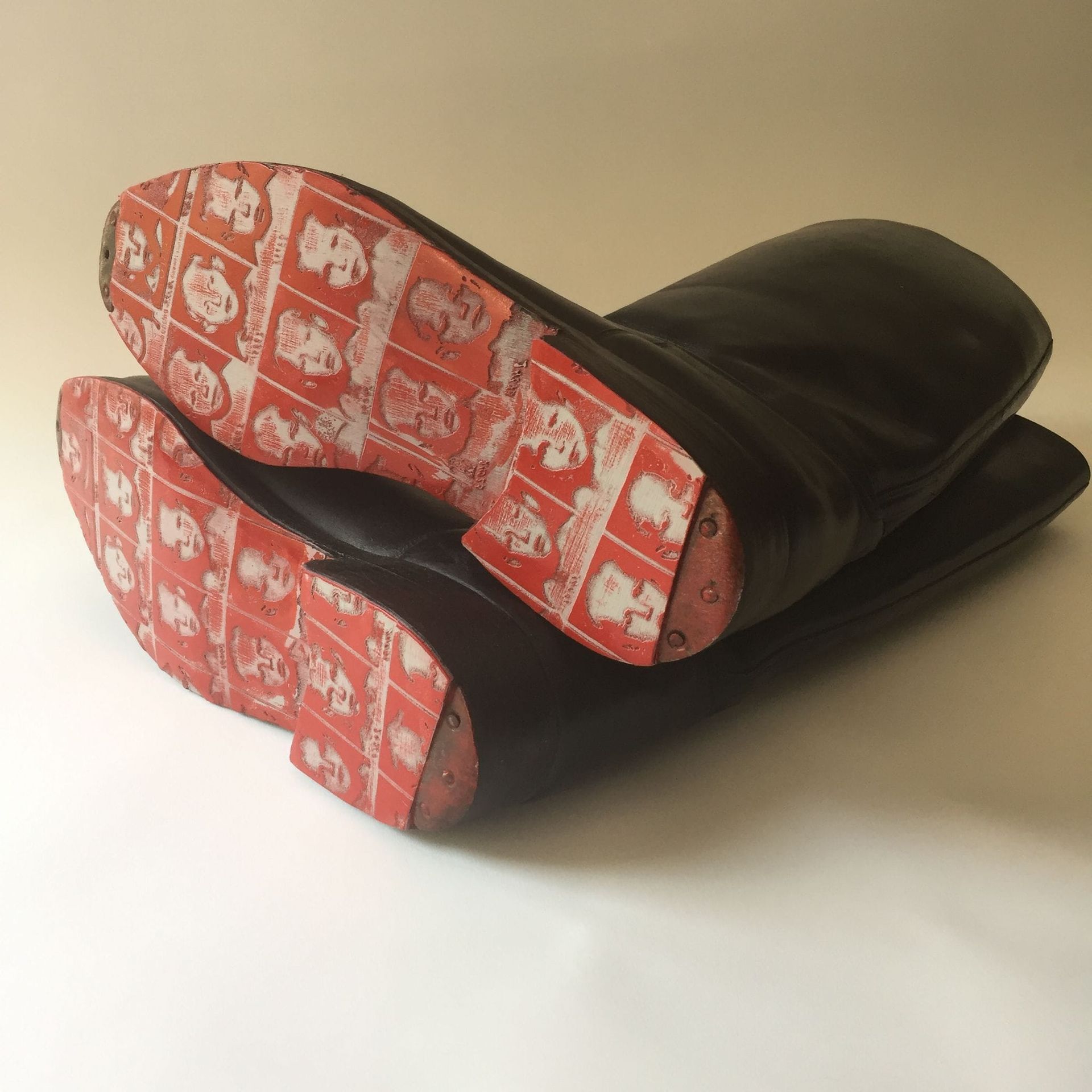 "Бомби і люди": митці Румунії протестують проти війни та збирають гуманітарну допомогу для України 9