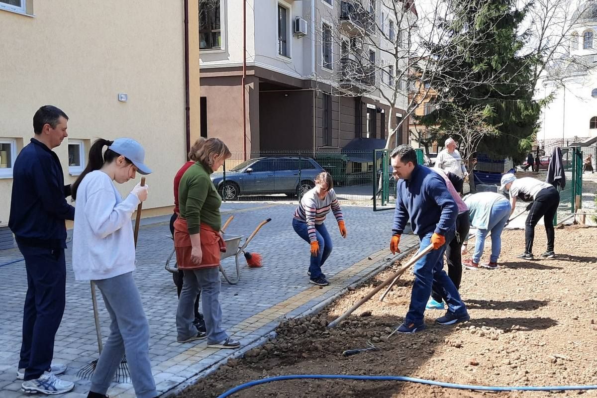 Колектив ліцею №9 в Коломиї висадили дерева, газони і причепурили шкільне подвір'я 6