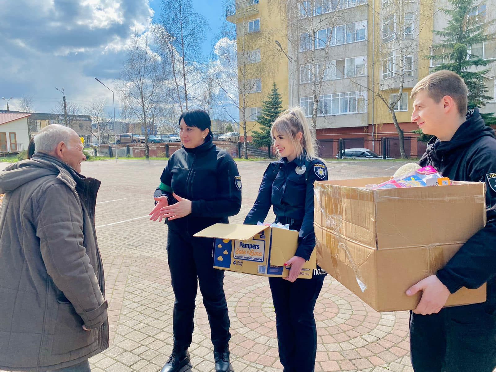 Поліція Франківщини навідалася до найгероїчнішого дідуся мережі 2