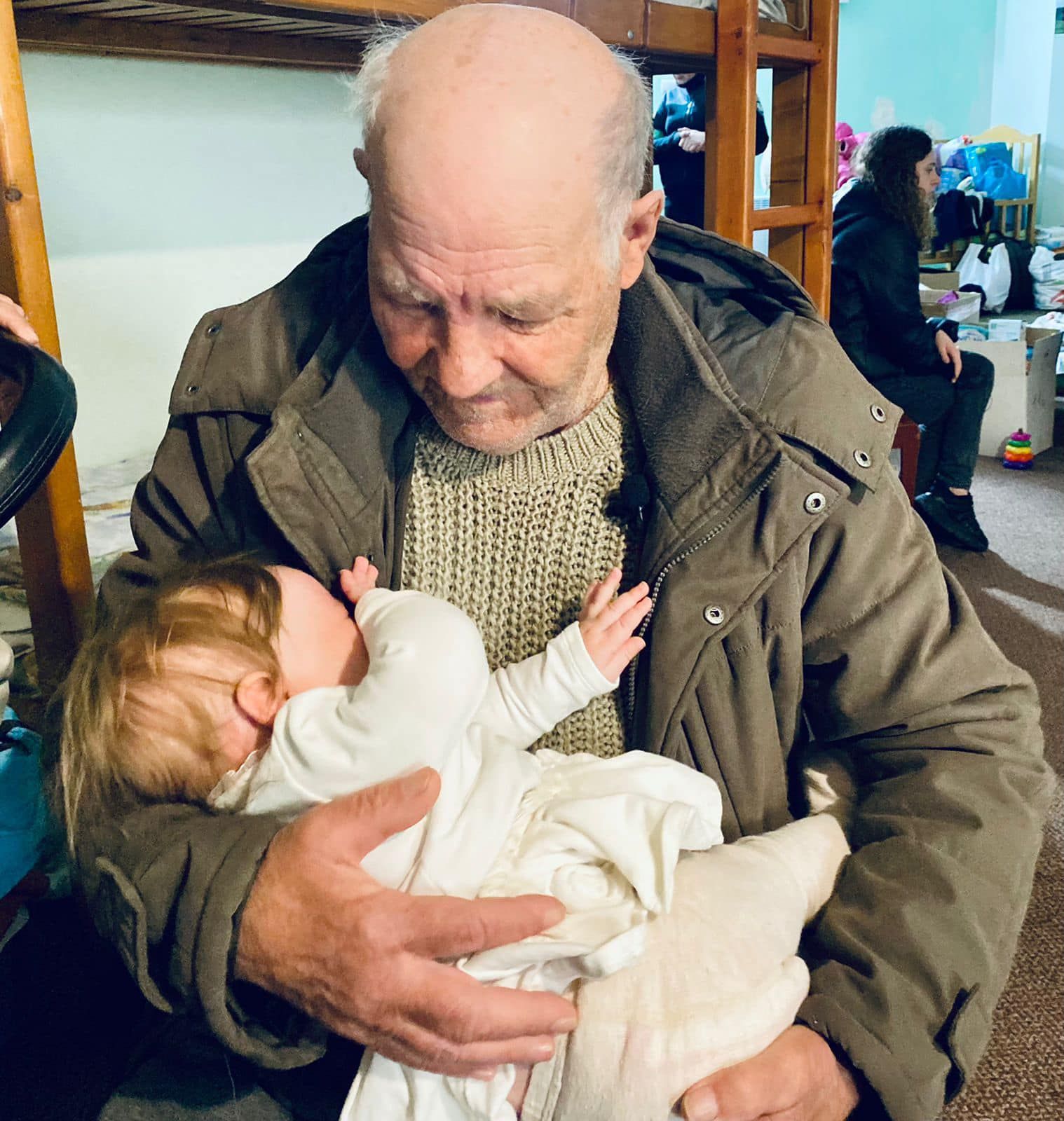 Поліція Франківщини навідалася до найгероїчнішого дідуся мережі 1