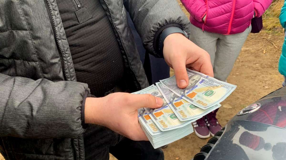 На Прикарпатті посадовці СБУ та Нацполіціїї були заскочені на хабарі 1