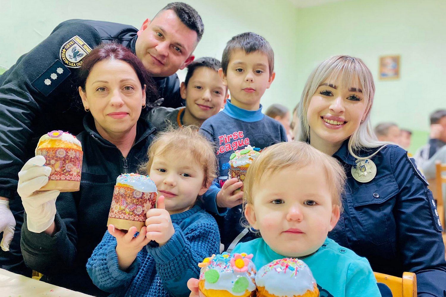 Поліцейські Прикарпаття прикрашали пасочки разом з дітьми реабілітаційного центру 1