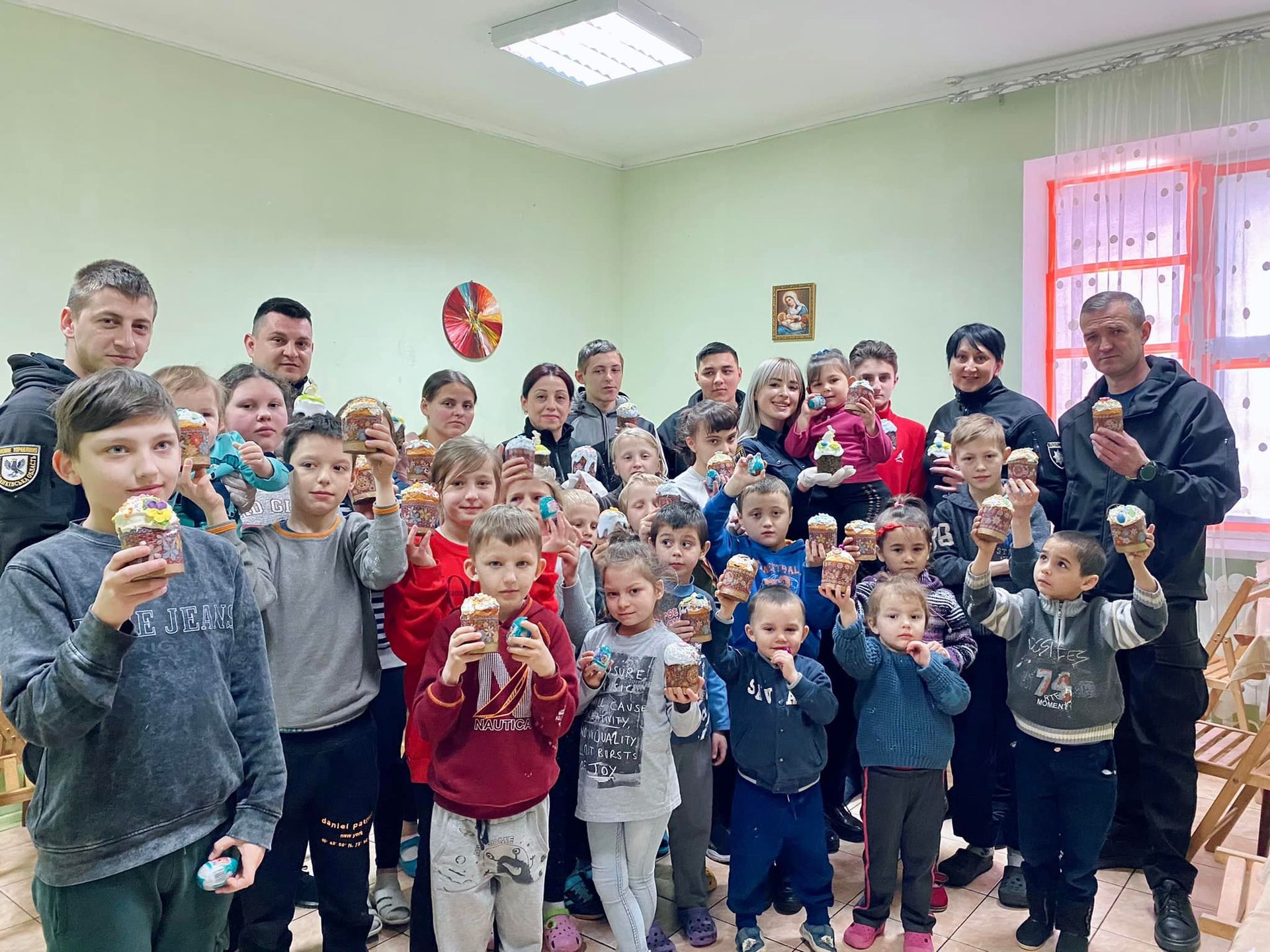 Поліцейські Прикарпаття прикрашали пасочки разом з дітьми реабілітаційного центру 2