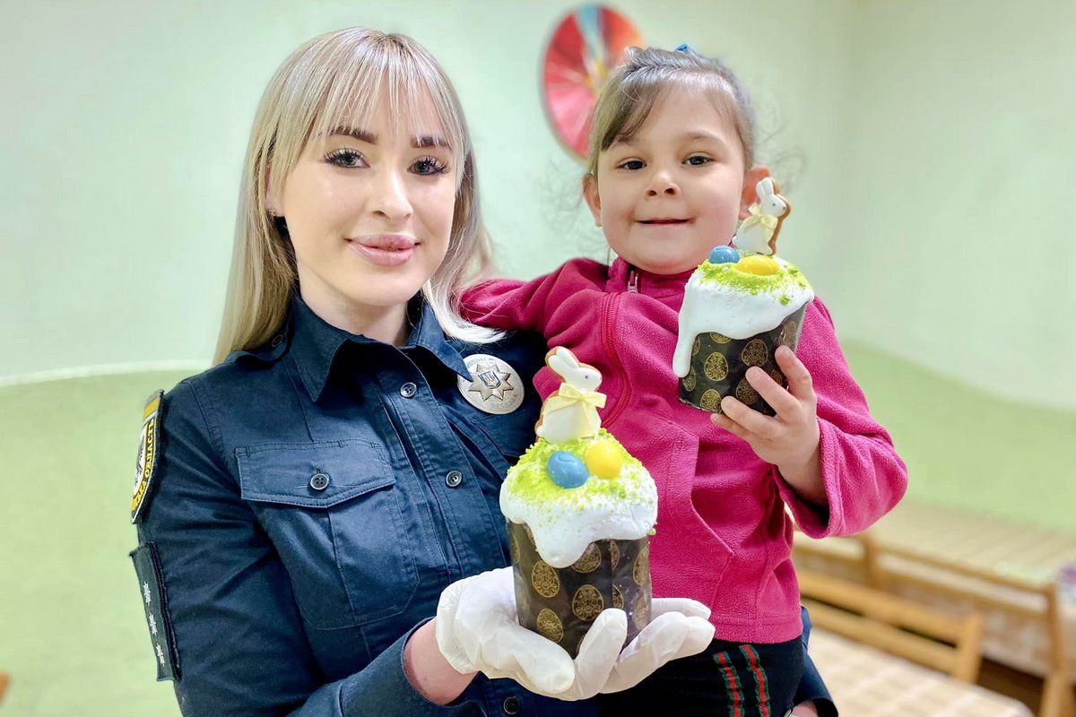 Поліцейські Прикарпаття прикрашали пасочки разом з дітьми реабілітаційного центру 3