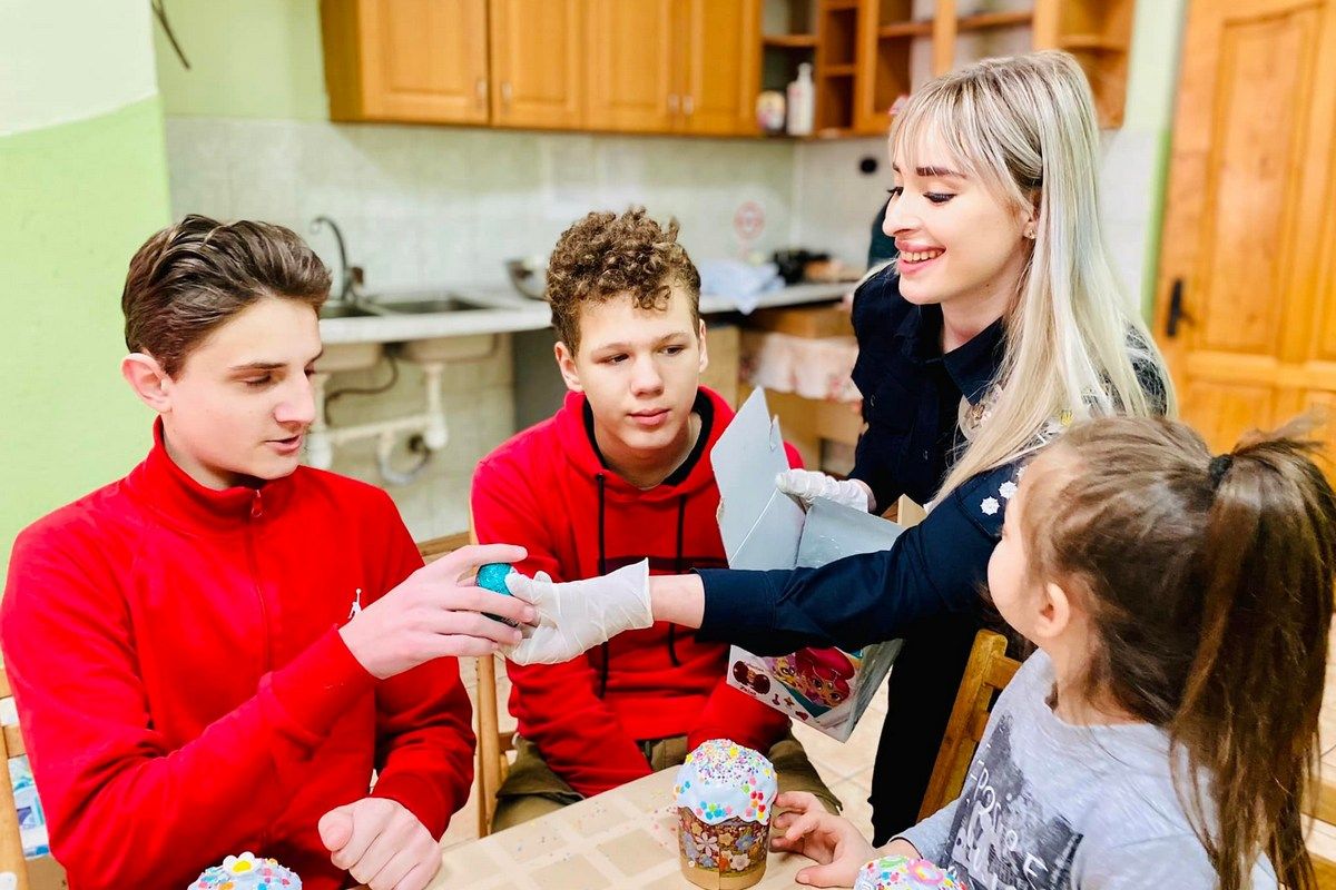 Поліцейські Прикарпаття прикрашали пасочки разом з дітьми реабілітаційного центру 4