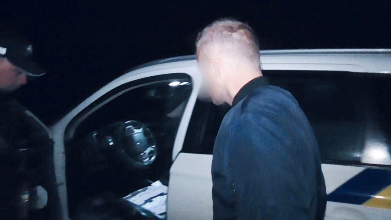 П'яний водій намагався відкупитися від поліції під час комендантської 1