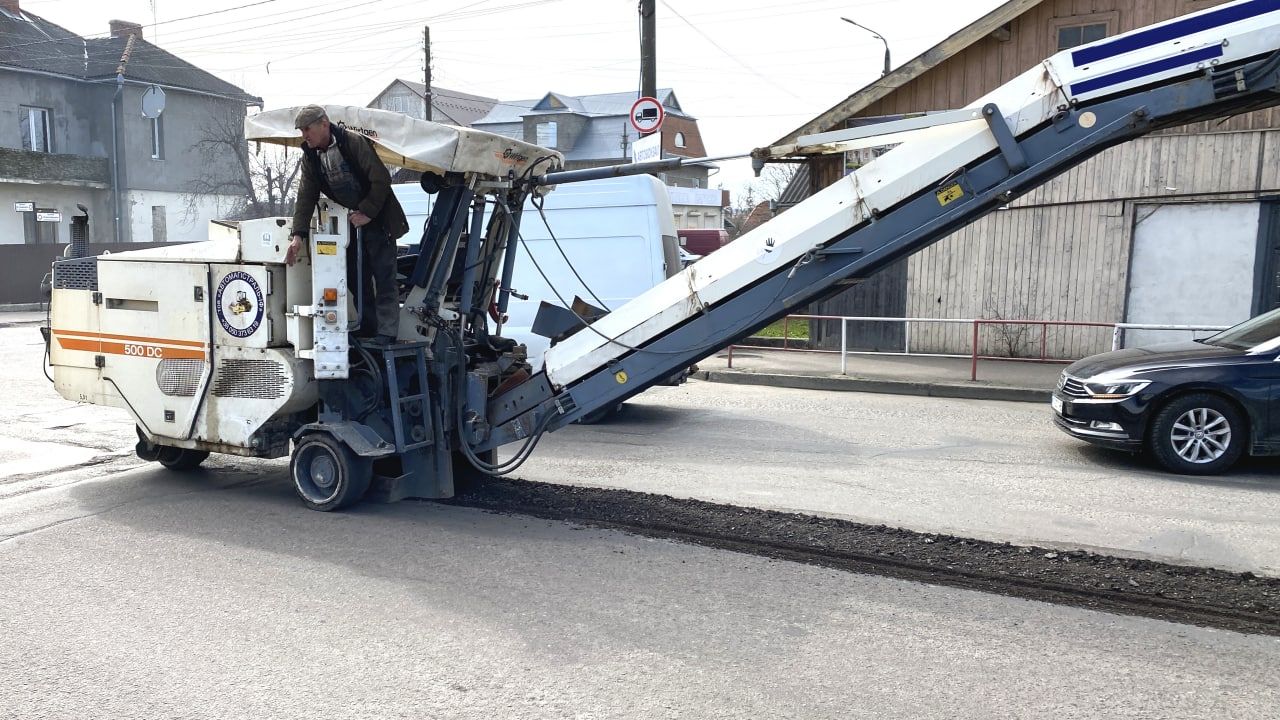 14 квітня: у Коломиї триває ремонт дороги поблизу автостанції 4