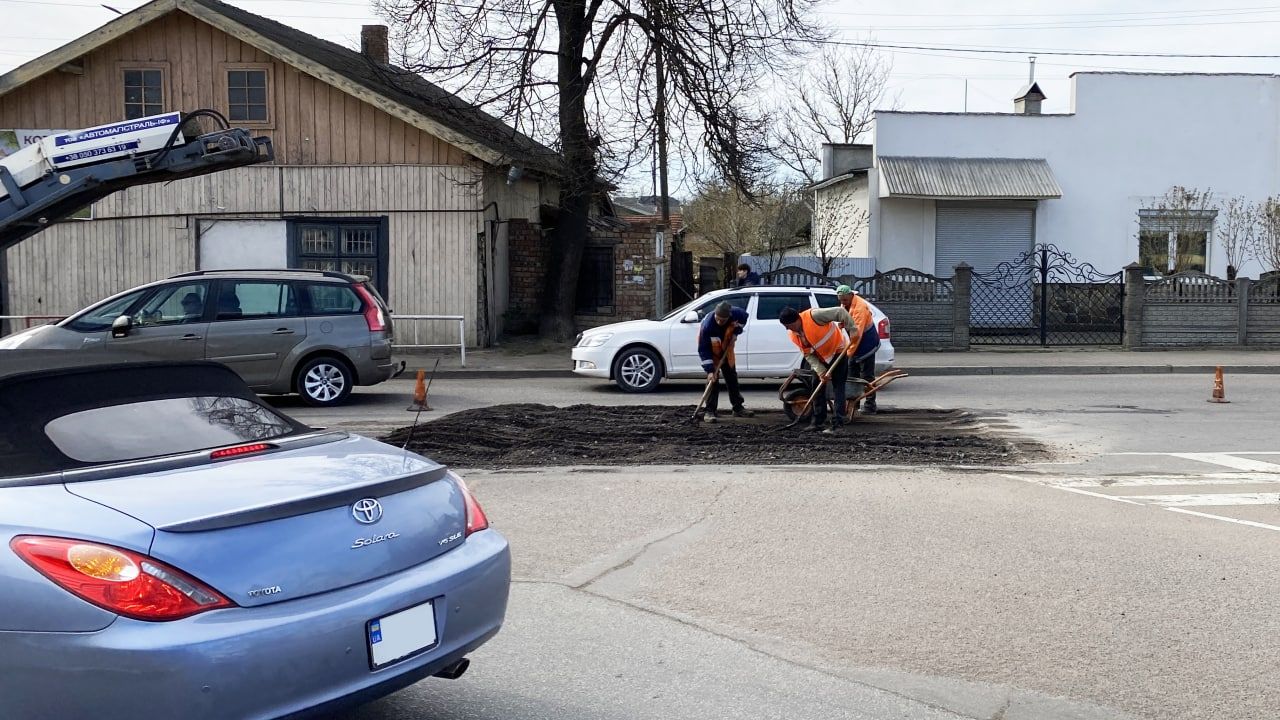 14 квітня: у Коломиї триває ремонт дороги поблизу автостанції 2