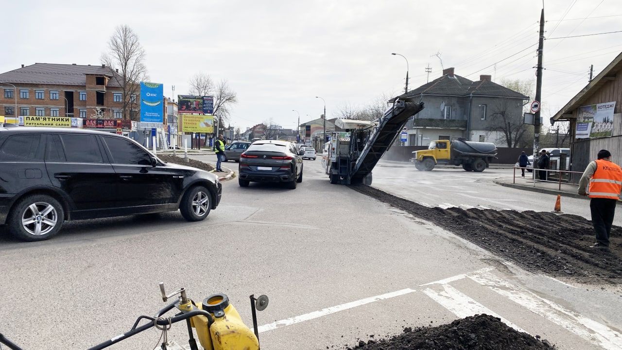 14 квітня: у Коломиї триває ремонт дороги поблизу автостанції 3