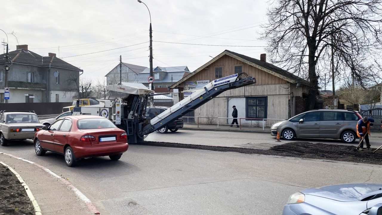 14 квітня: у Коломиї триває ремонт дороги поблизу автостанції 1