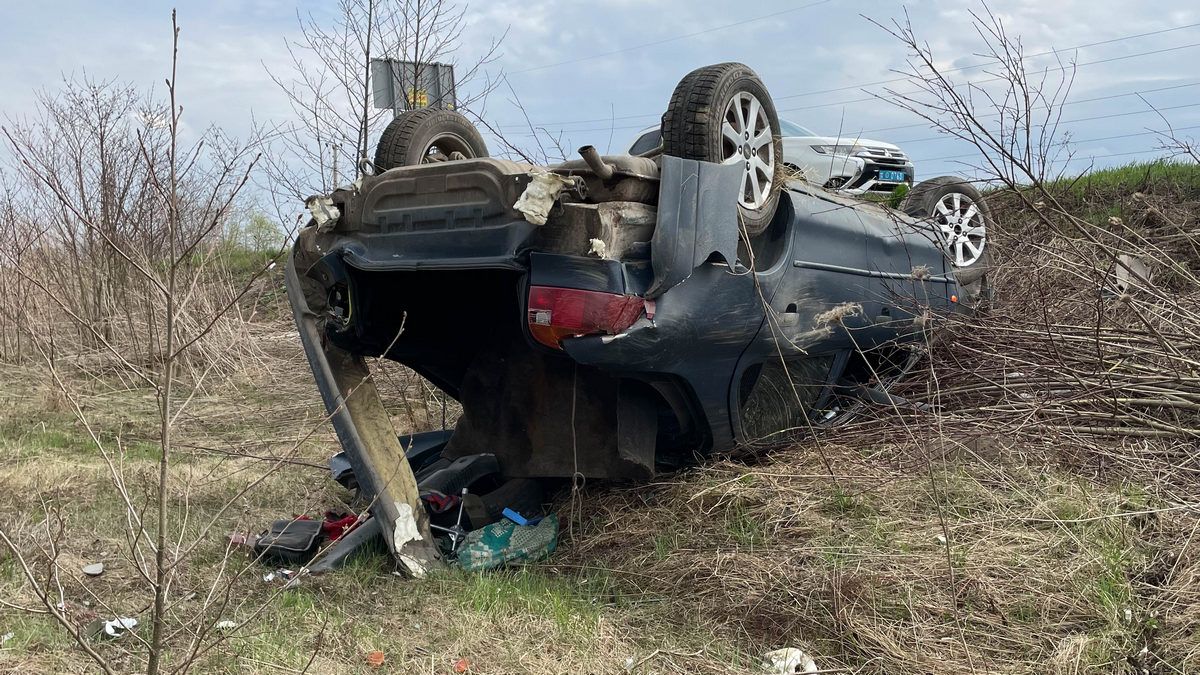На об'їзній дорозі під Коломиєю авто злетіло у кювет 3