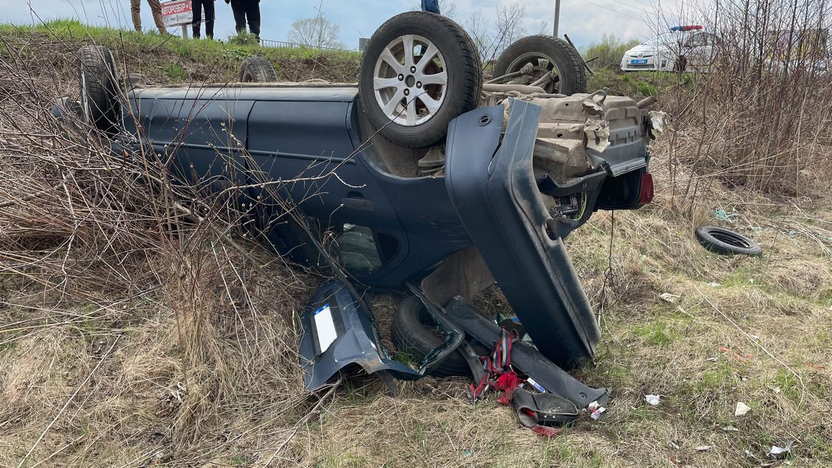 На об'їзній дорозі під Коломиєю авто злетіло у кювет 2