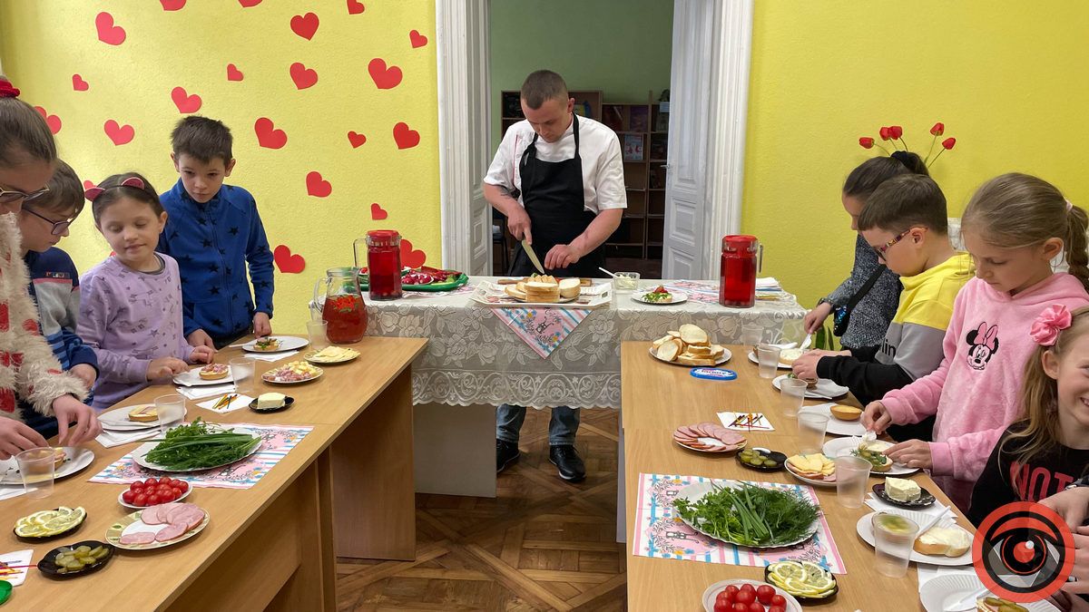 Маленький майстер-шеф: у Коломиї дітей вчать готувати прості страви