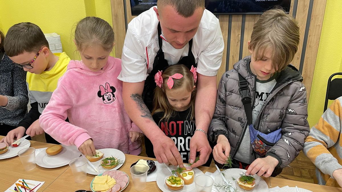 Маленький майстер-шеф: у Коломиї дітей вчать готувати прості страви 2