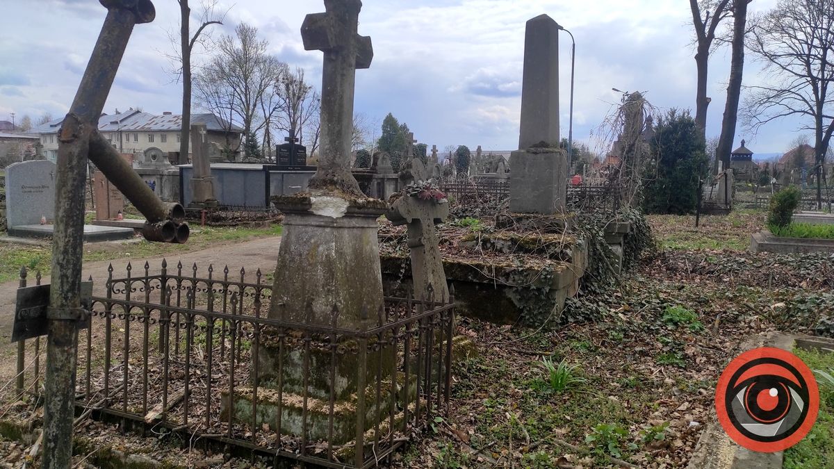 Мертві не скаржаться: фоторепортаж з Монастирка в Коломиї 4