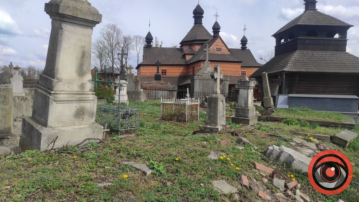 Мертві не скаржаться: фоторепортаж з Монастирка в Коломиї 5