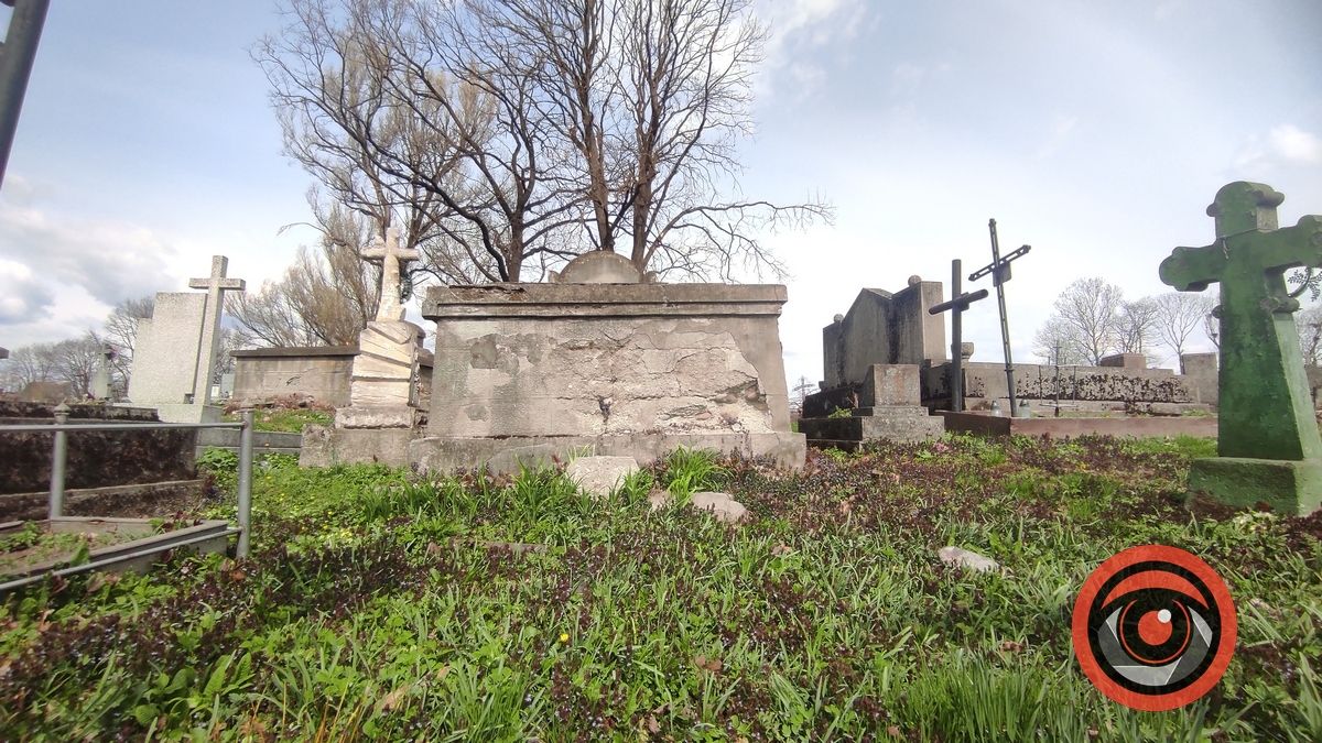 Мертві не скаржаться: фоторепортаж з Монастирка в Коломиї 25