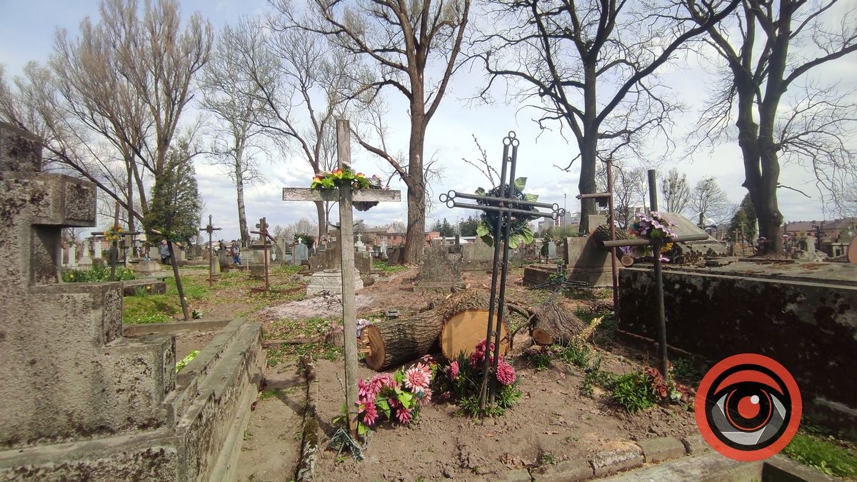 Мертві не скаржаться: фоторепортаж з Монастирка в Коломиї 26