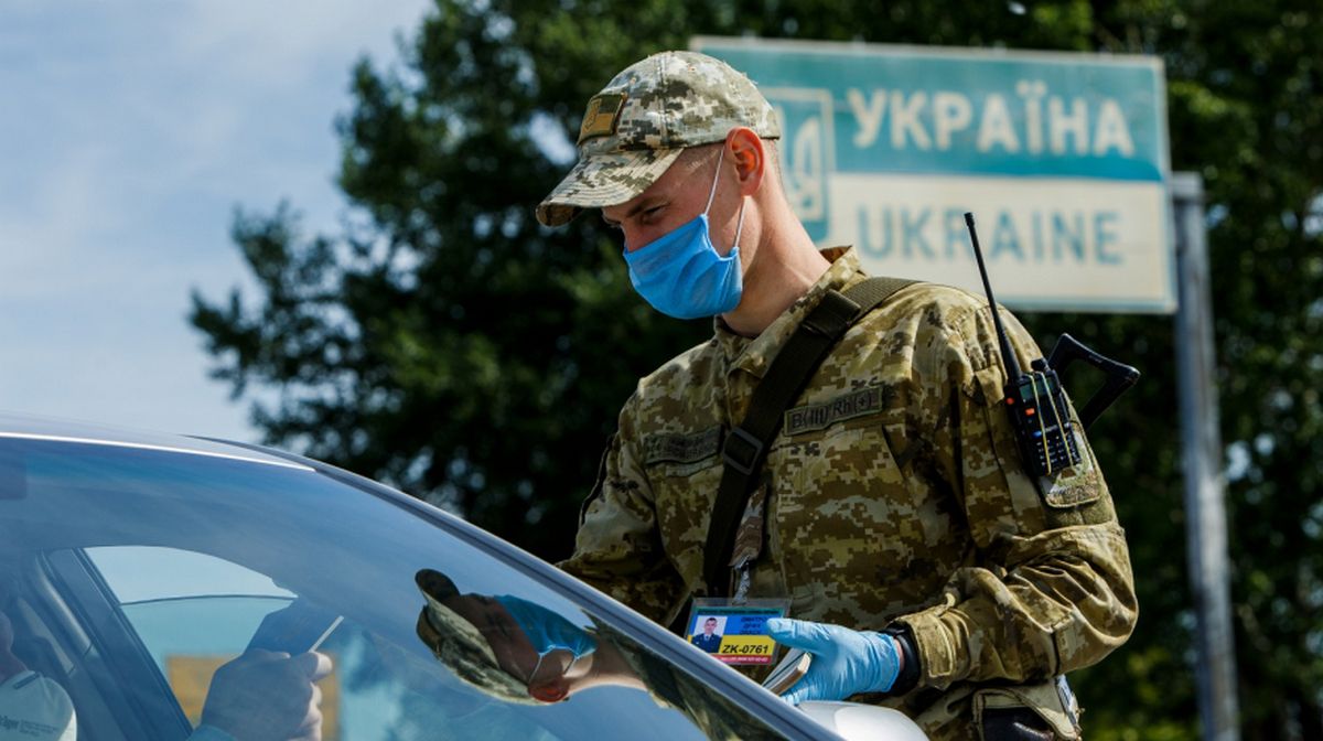 З якими документами чоловіки можуть виїхати за межі України