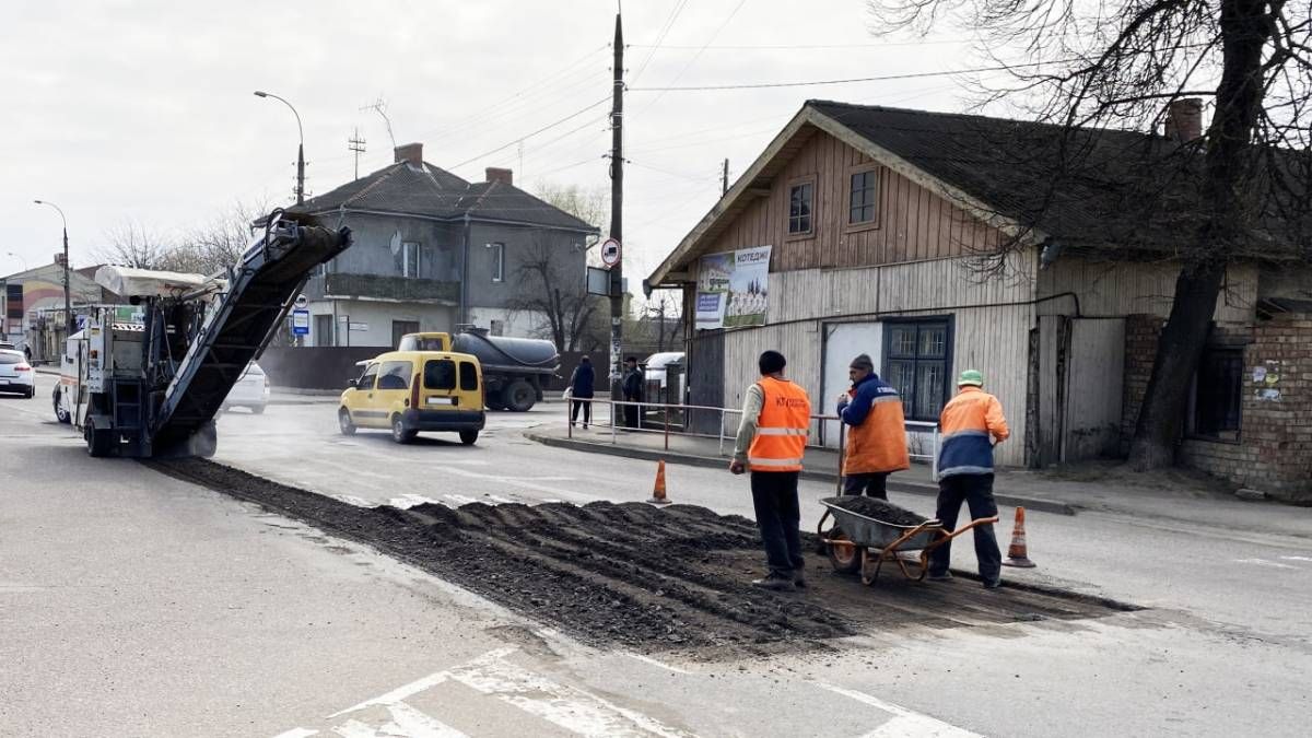 14 квітня: у Коломиї триває ремонт дороги поблизу автостанції