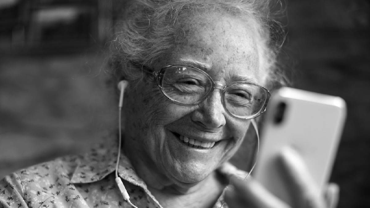 "Звʼязок надії": для літніх людей зі звільнених територій збирають мобільні телефони