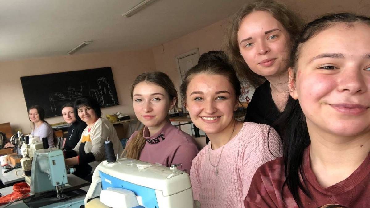 Аптечки для військових - кропітка робота студенток та викладачів Коломийського індустріально-педагогічного коледжу