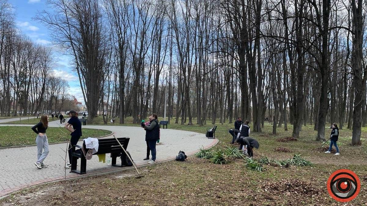 Корисний вихідний: парк Шевченка у Коломиї став чистішим