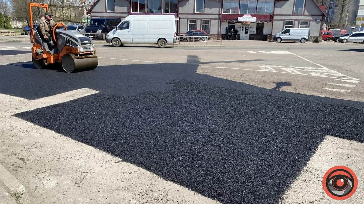 До уваги водіїв у Коломиї: ремонтують дорогу поблизу автостанції 2