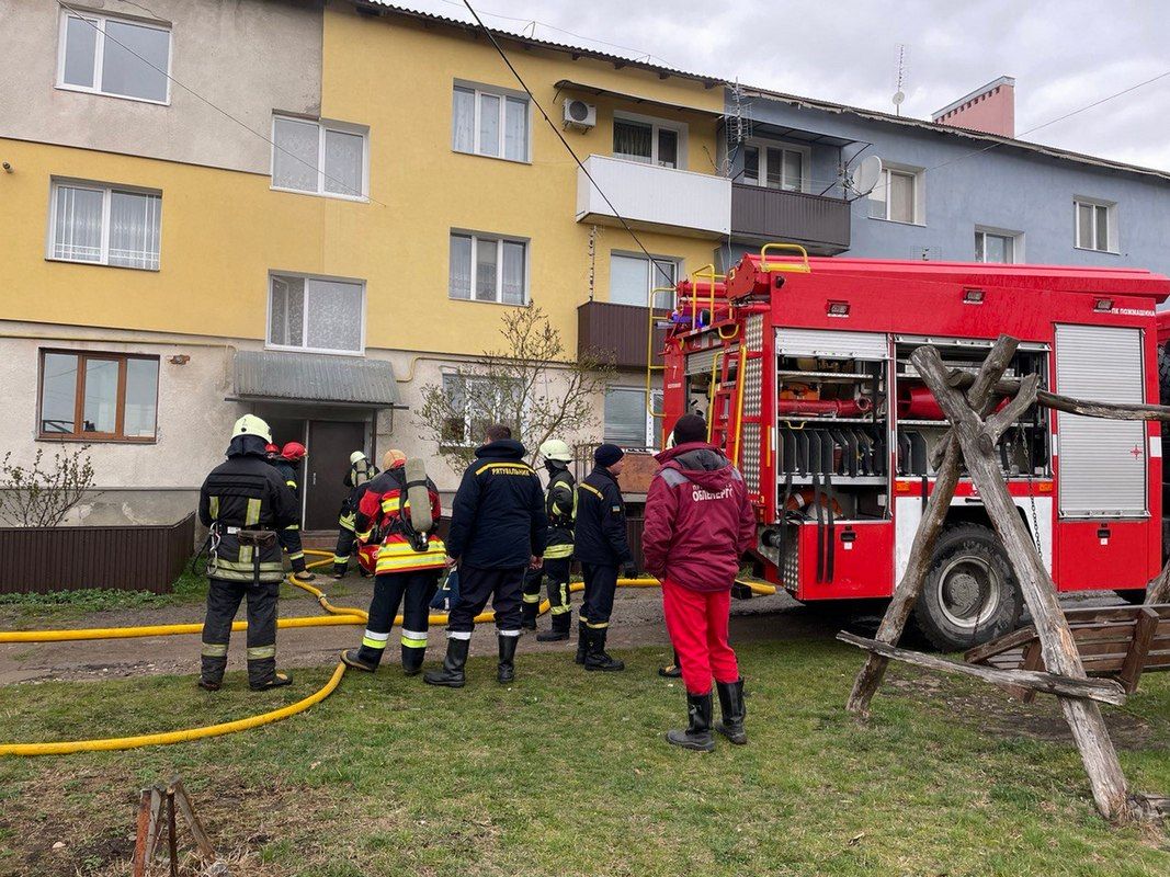 У П'ядиках загорівся трьохповерховий житловий будинок 2