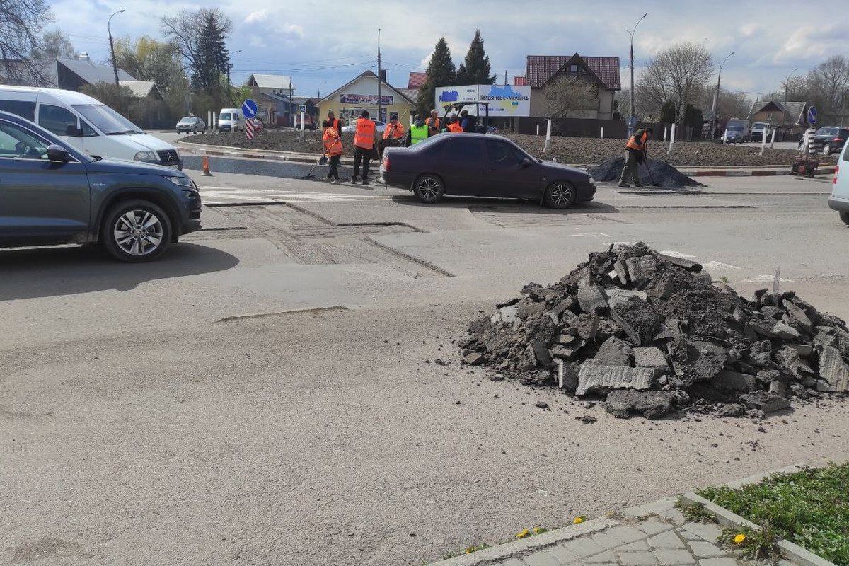 Триває ремонт кільцевої біля автостанції 4
