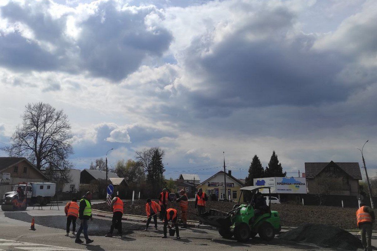 Триває ремонт кільцевої біля автостанції 1